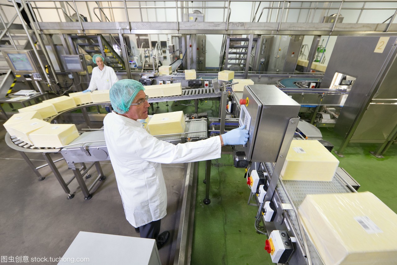 自动化浪潮中的坚守 从奶酪加工到压铸制品的生产线工人